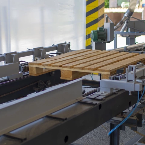 MIRITRADE Veľké Ripňany Slowakei | Herstellung von standardisierten und atypischen Holzpaletten